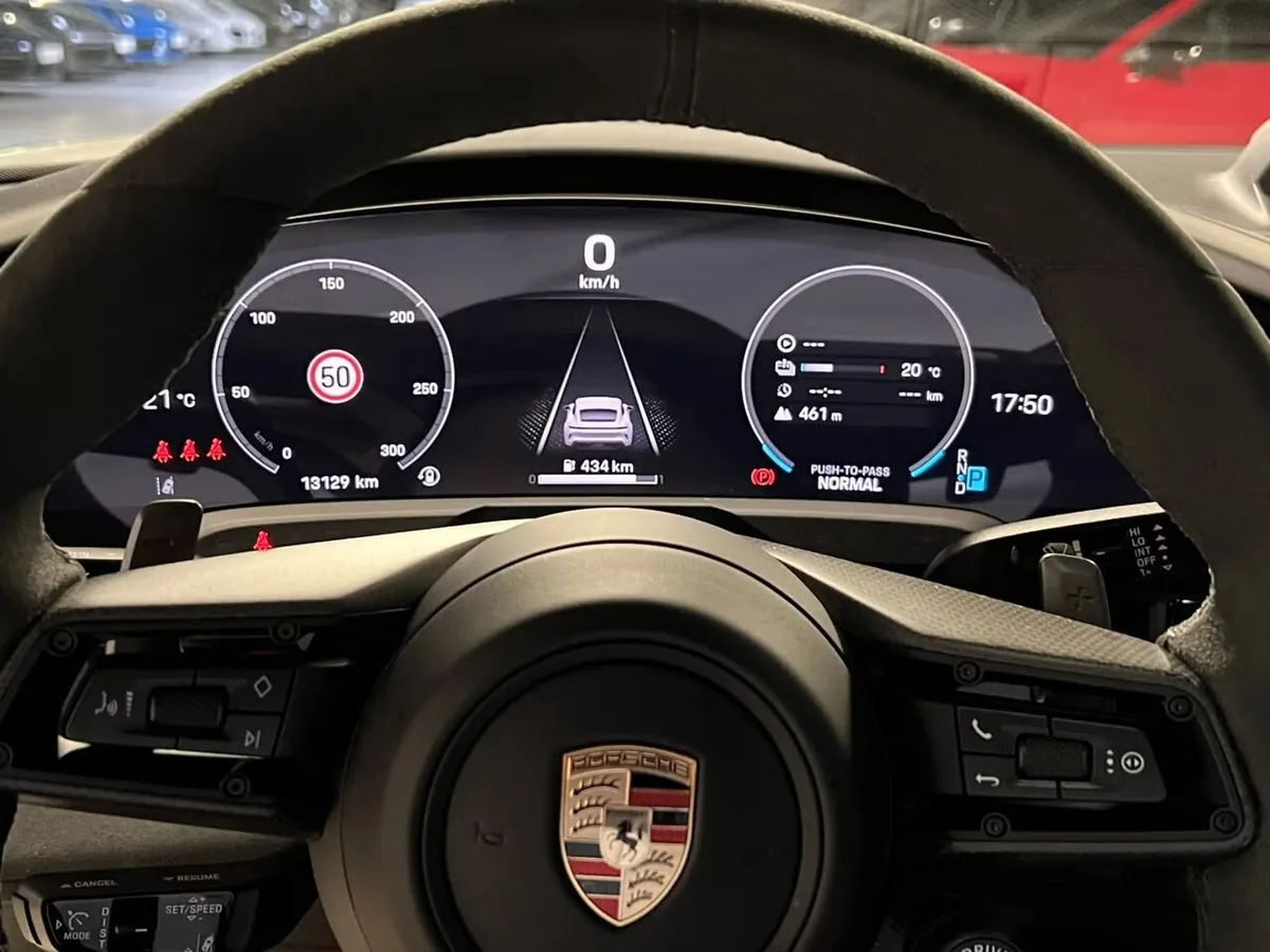 Přístrojový štít za volantem: rychlost 0 km/h, celkový nájezd 13 129 km, dojezd 434 km, zařazený stupeň P, čas 17:50 a venkovní teplota 20 °C.