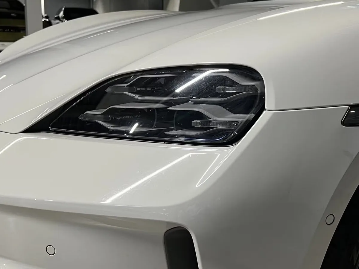 Detail světlometu zblízka: uvnitř průhledného krytu jsou vidět segmenty a nápisy PORSCHE a HD-MATRIX.